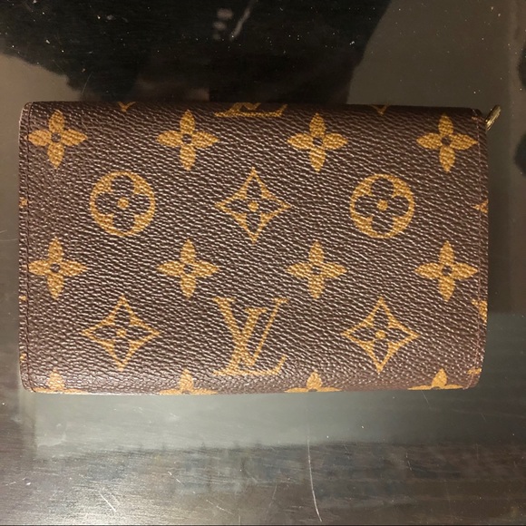 ❌SOLD❌ Louis Vuitton Monogram Canvas Trésor Wallet - Picture 2 of 8
